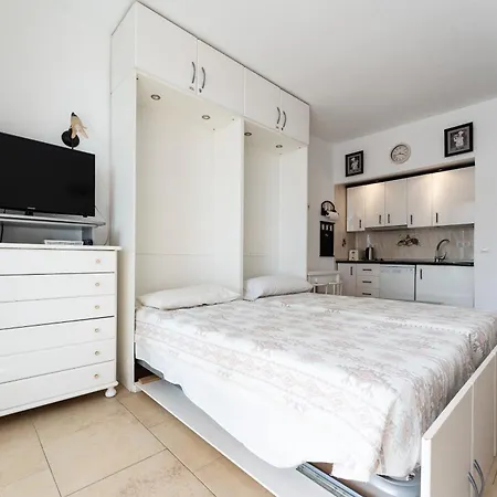 Sunny Apartment, Marina View